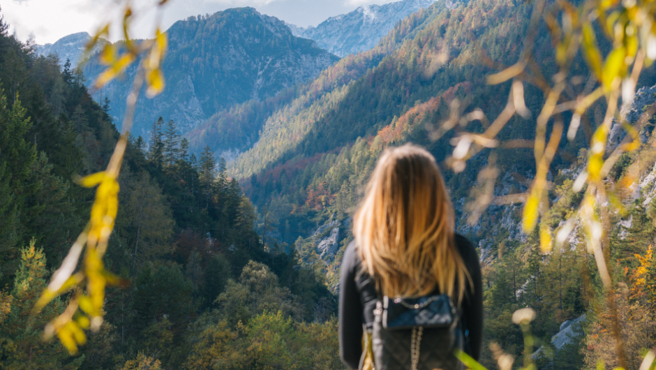 Una mujer disfrutando de un viaje gracias a su préstamo en línea.