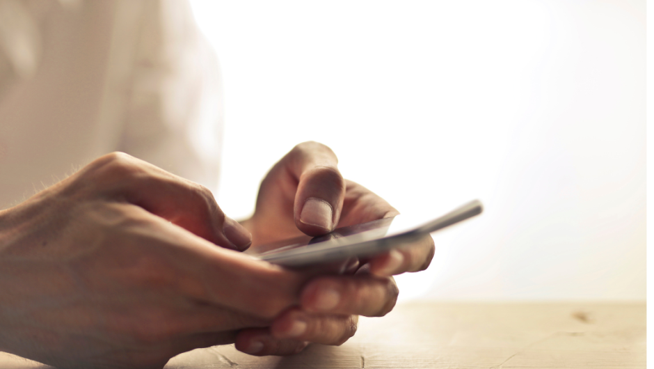 como pedir un préstamo con Fiesta crédito: un hombre en el telefono