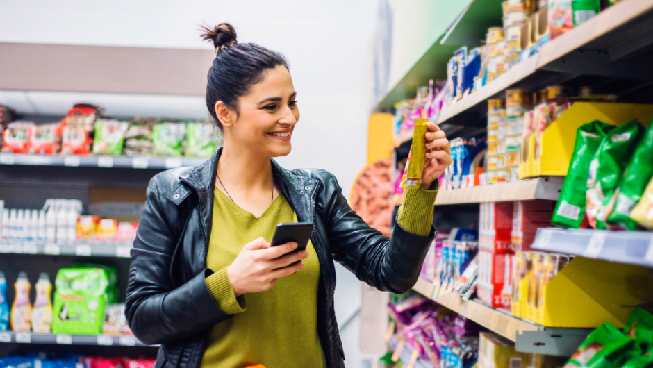 una mujer que está de compras en el supermercado