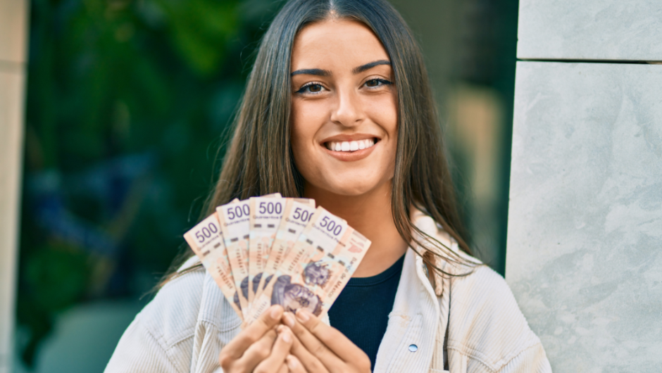 Los préstamos y opciones de Fiesta Crédito: una mujer feliz con dinero
