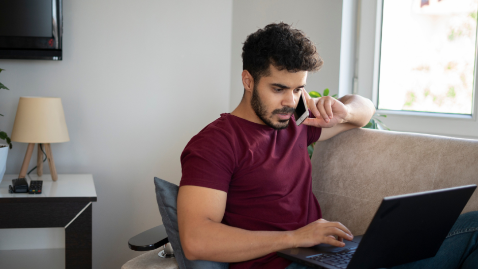 un hombre llenando una solicitud de préstamo en línea