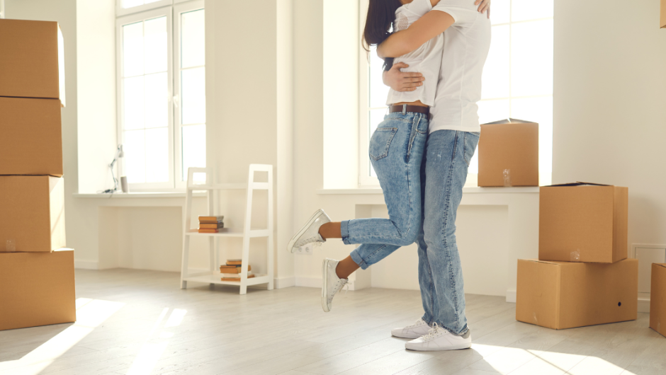 una pareja disfrutando de su casa después de pedir un préstamo