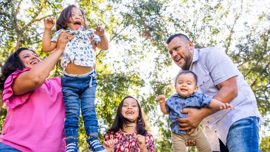 Una familia feliz jugando afuera