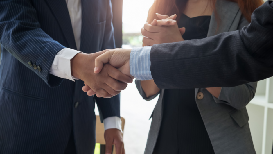 hombre dándose la mano